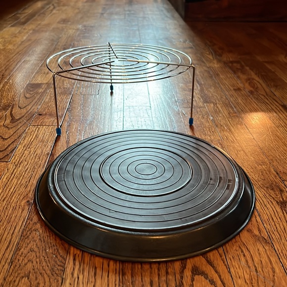 10 1/2 inch nonstick pan with elevated wire shelf - Picture 2 of 2